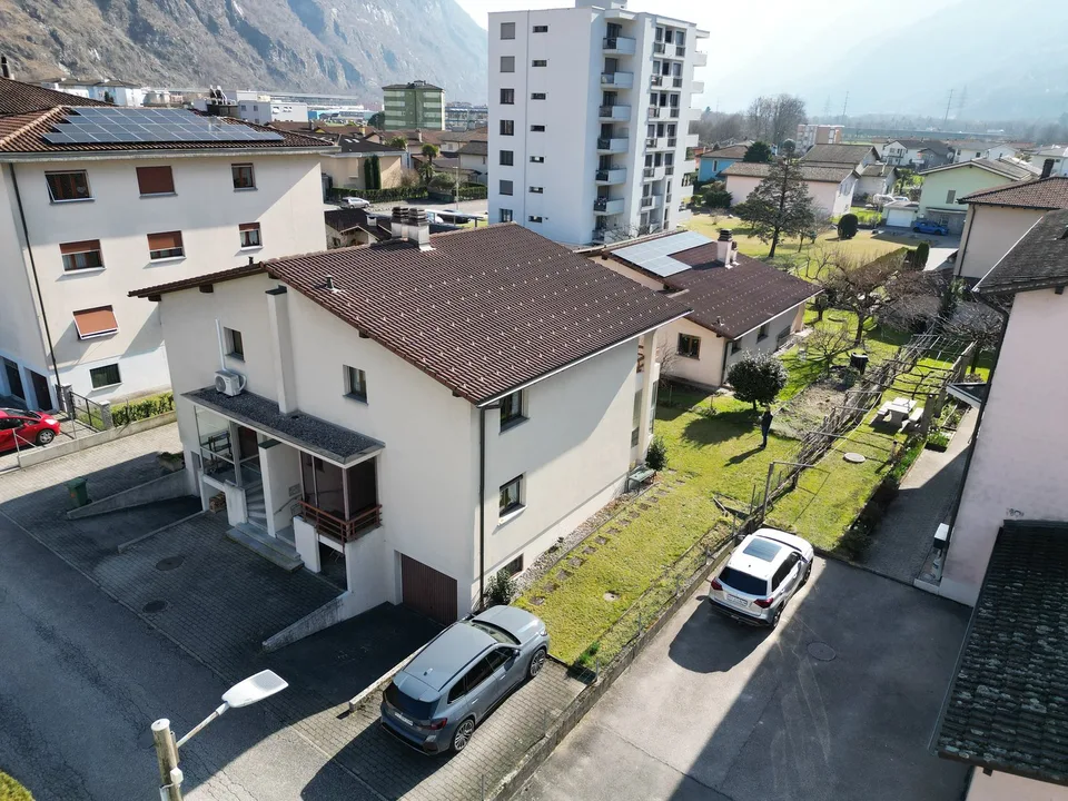Villa mit drei freien Seiten und Grundstück in Biasca – Foto 11 von 14