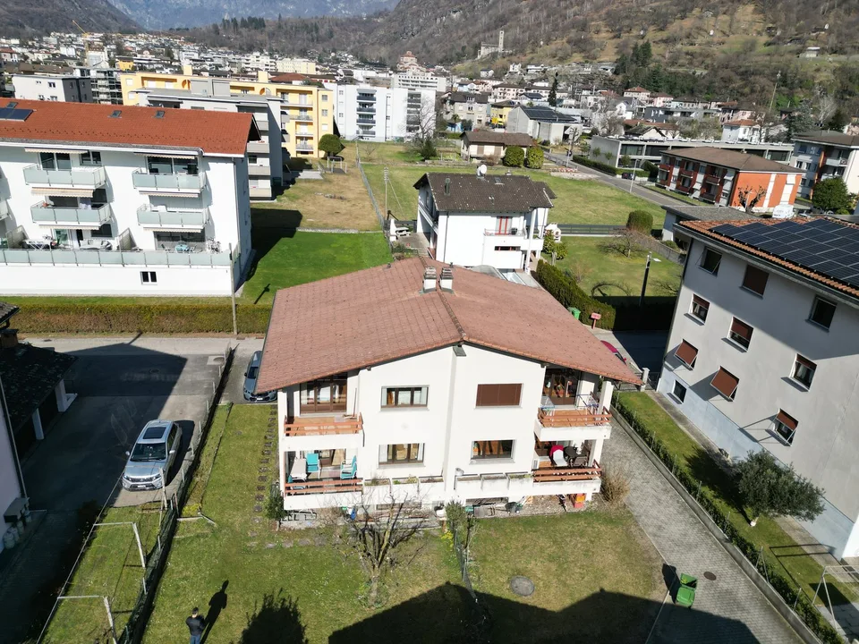 Villa mit drei freien Seiten und Grundstück in Biasca – Foto 13 von 14