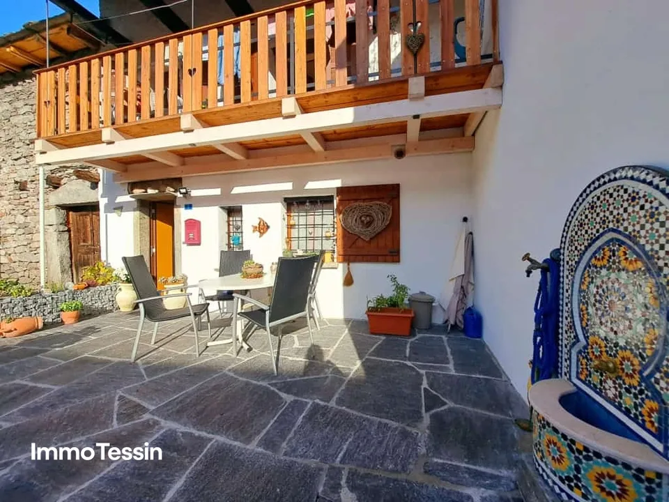 Casa ticinese accogliente completamente ristrutturata in una posizione tranquilla con una bella vista, terrazza e balcone – foto 2 di 13