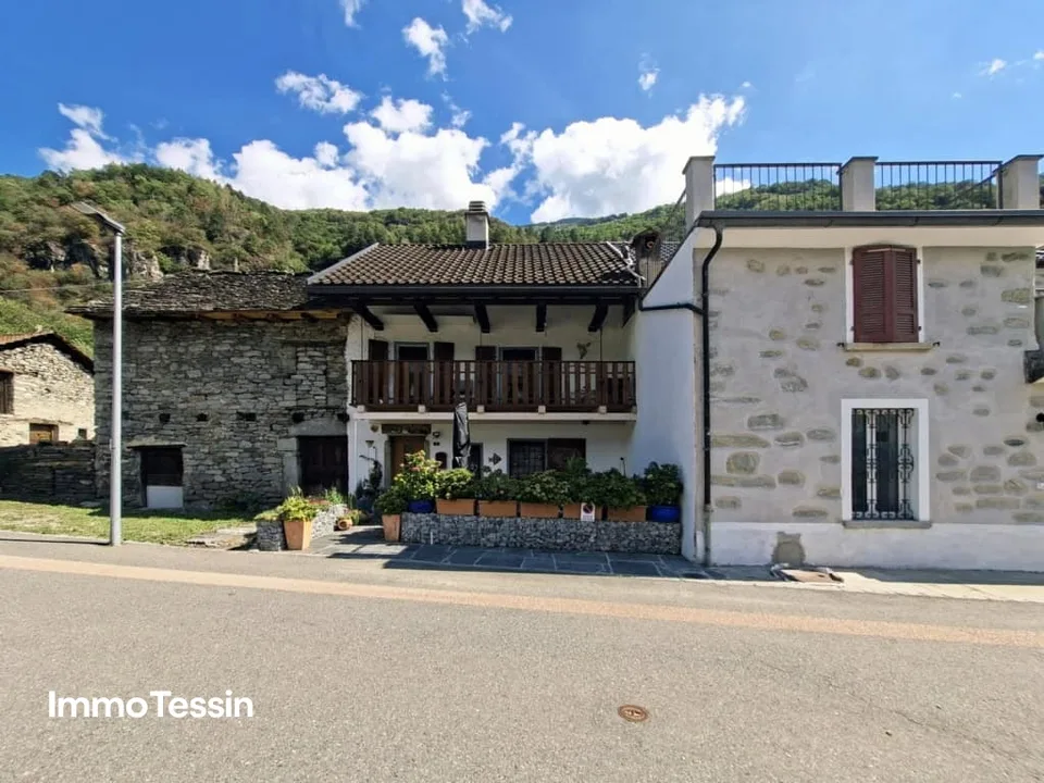 Casa ticinese accogliente completamente ristrutturata in una posizione tranquilla con una bella vista, terrazza e balcone – foto 3 di 13