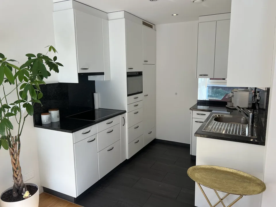 Möblierte 2.5-Zimmer-Wohnung mit Balkon und Seesicht in Zug