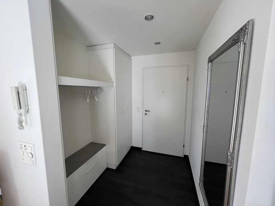 Möblierte 2.5-Zimmer-Wohnung mit Balkon und Seesicht in Zug
