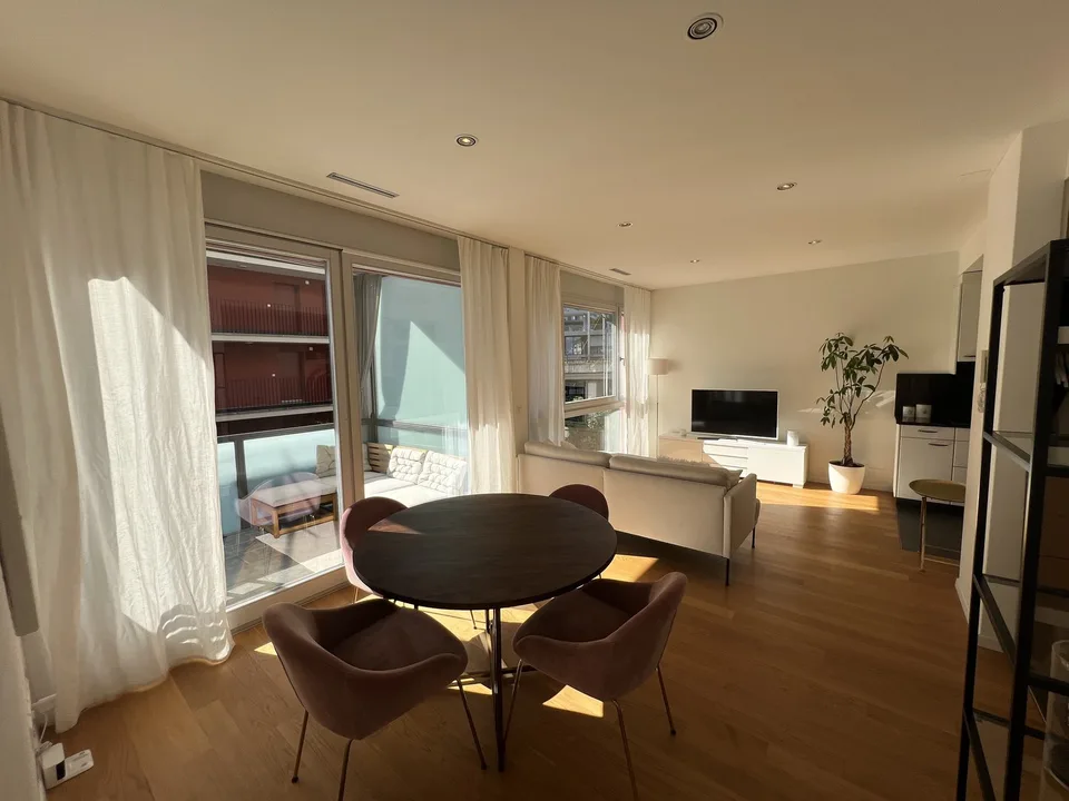 Möblierte 2.5-Zimmer-Wohnung mit Balkon und Seesicht in Zug