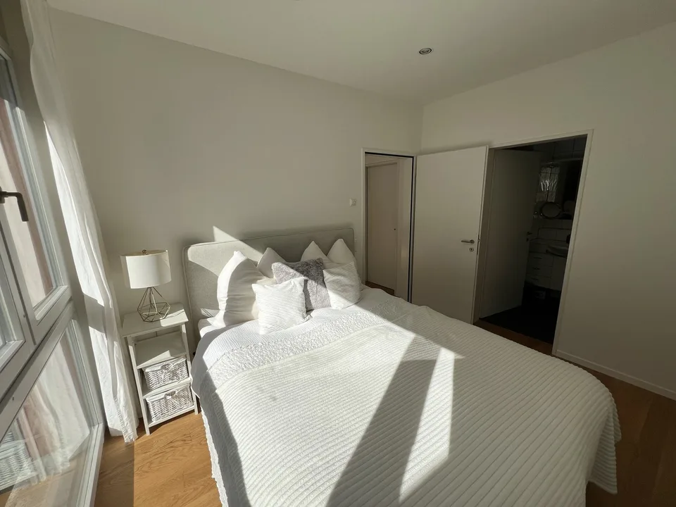 Möblierte 2.5-Zimmer-Wohnung mit Balkon und Seesicht in Zug