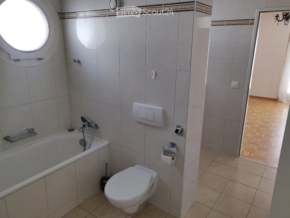 Zimmer mit Bad und Terrasse in großer Wohnung – Foto 4 von 4