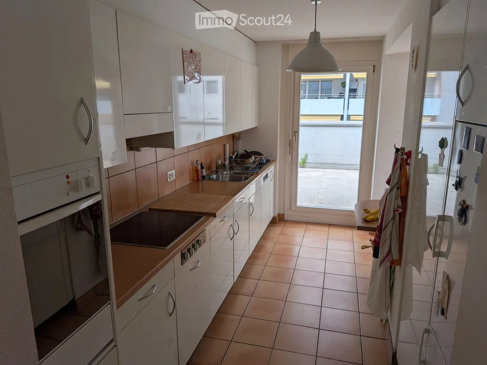 Zimmer mit Bad und Terrasse in großer Wohnung – Foto 3 von 4