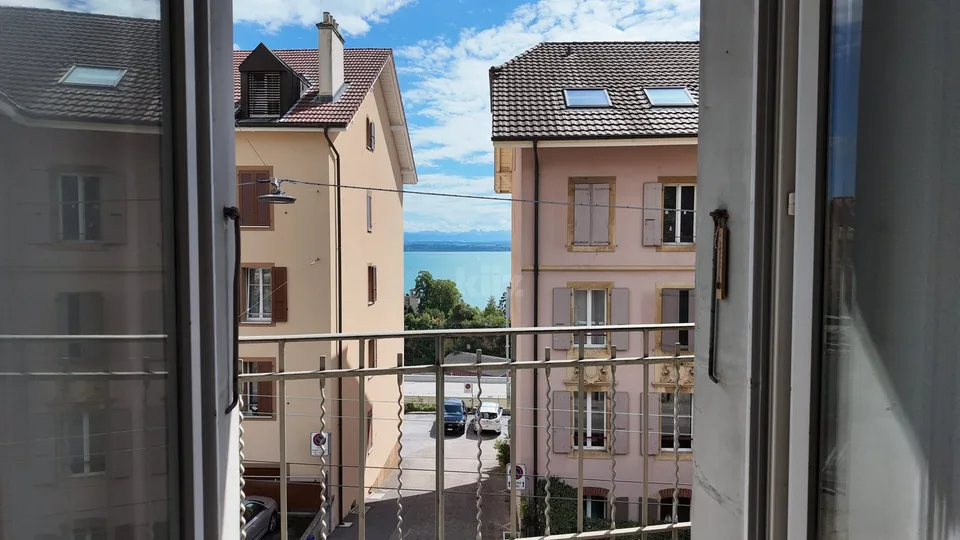 Appartamento affascinante con balcone e vista sul lago – foto 5 di 13
