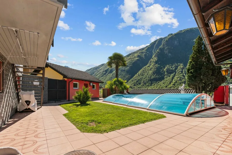 Villa bifamiliale prestigieuse avec piscine et grotte – photo 19 sur 26