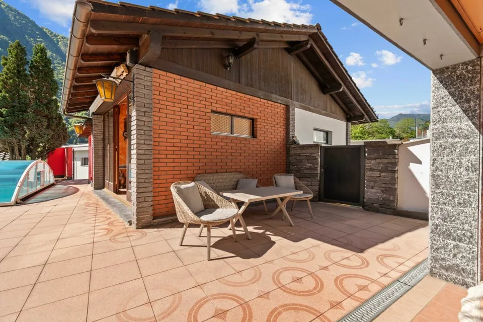 Villa bifamiliale prestigieuse avec piscine et grotte – photo 16 sur 26