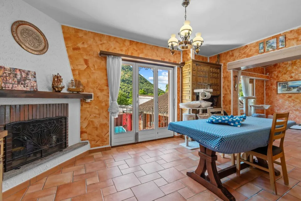 Villa bifamiliale prestigieuse avec piscine et grotte – photo 9 sur 26