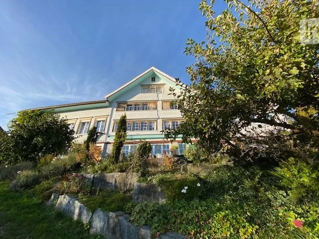 Partie de maison ensoleillée avec vue merveilleuse