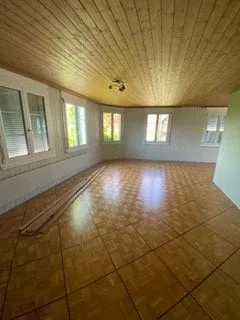 Partie de maison ensoleillée avec vue merveilleuse