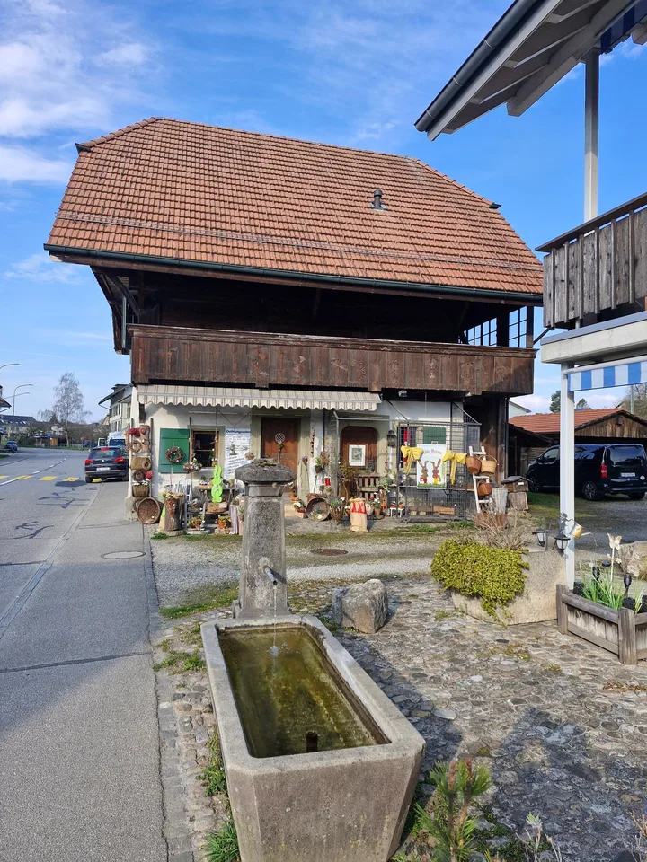 Stöckli mit Gewerbe im EG, Wohnung und Ausbaumöglichkeit – Foto 4 von 18
