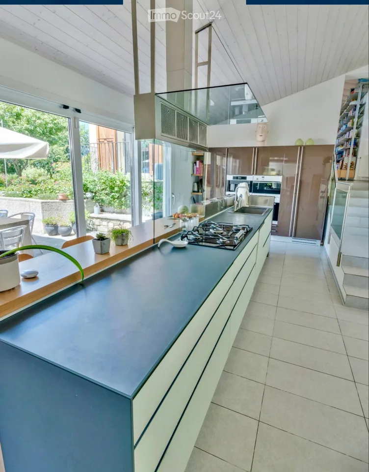Villa dans le vert avec grande piscine sur 8747m2