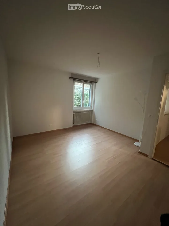Attraktive 2.5-Zimmerwohnung mit grosszügigem Privatgarten