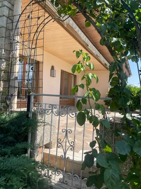 Bella villa individuale con terreno e giardino riccamente alberato – foto 9 di 19