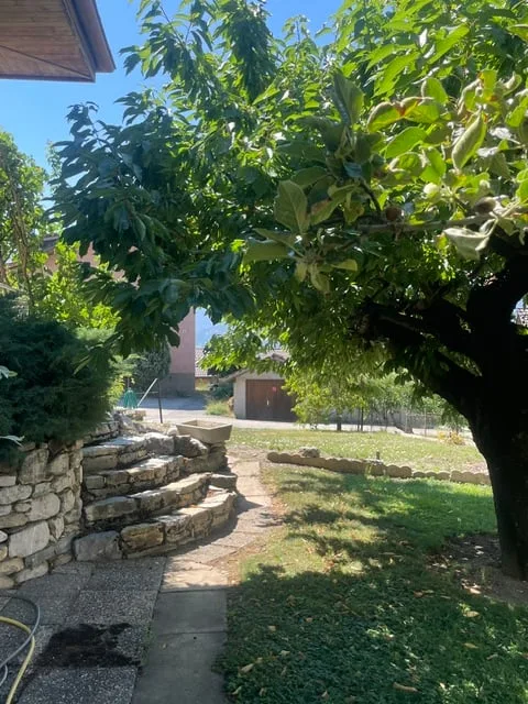Bella villa individuale con terreno e giardino riccamente alberato – foto 10 di 19