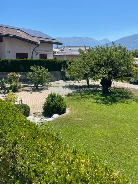 Bella villa individuale con terreno e giardino riccamente alberato – foto 17 di 19