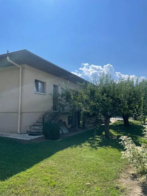 Bella villa individuale con terreno e giardino riccamente alberato – foto 19 di 19