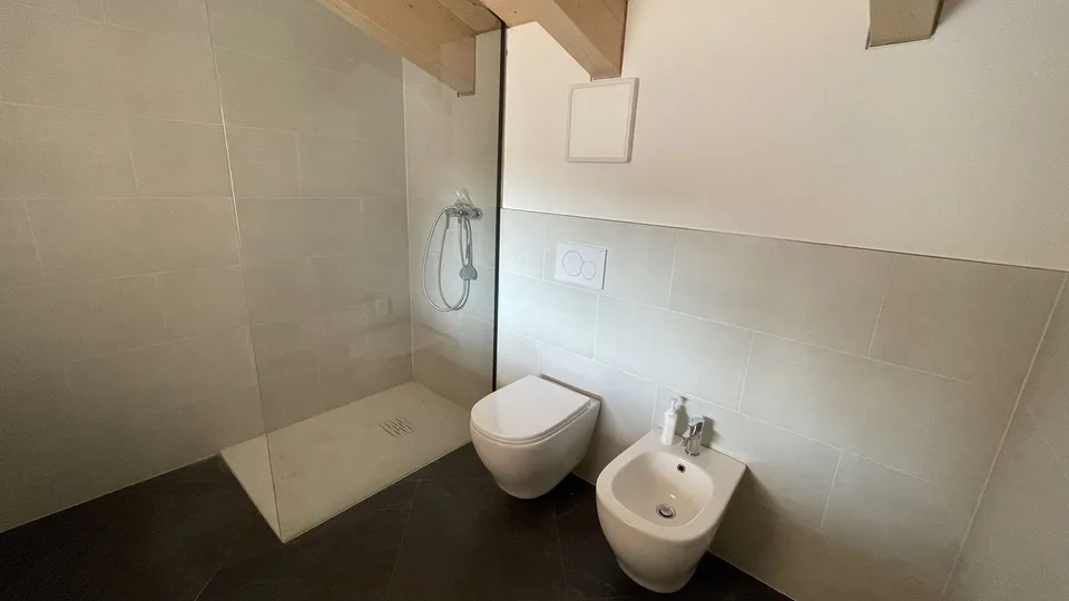 2,5 pièces rénovées dans le noyau de Riva San Vitale – photo 9 sur 12