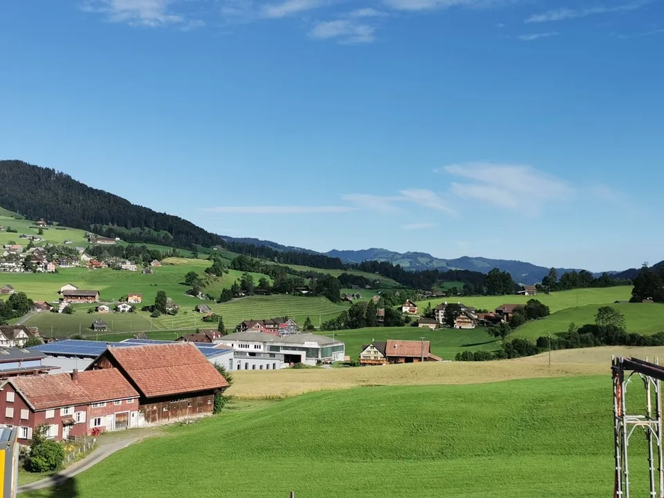 sehr attraktive und grosse, helle 3,5-Zimmerwohnung D02