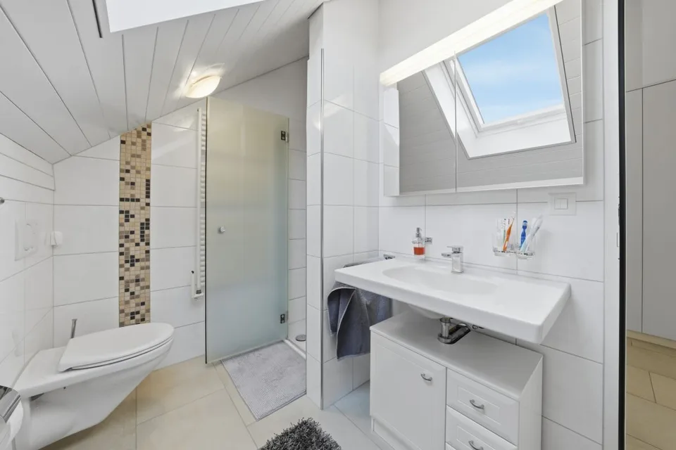 Appartement-maisonnette spacieux au dernier étage avec beaucoup de lumière et trois balcons – photo 14 sur 24