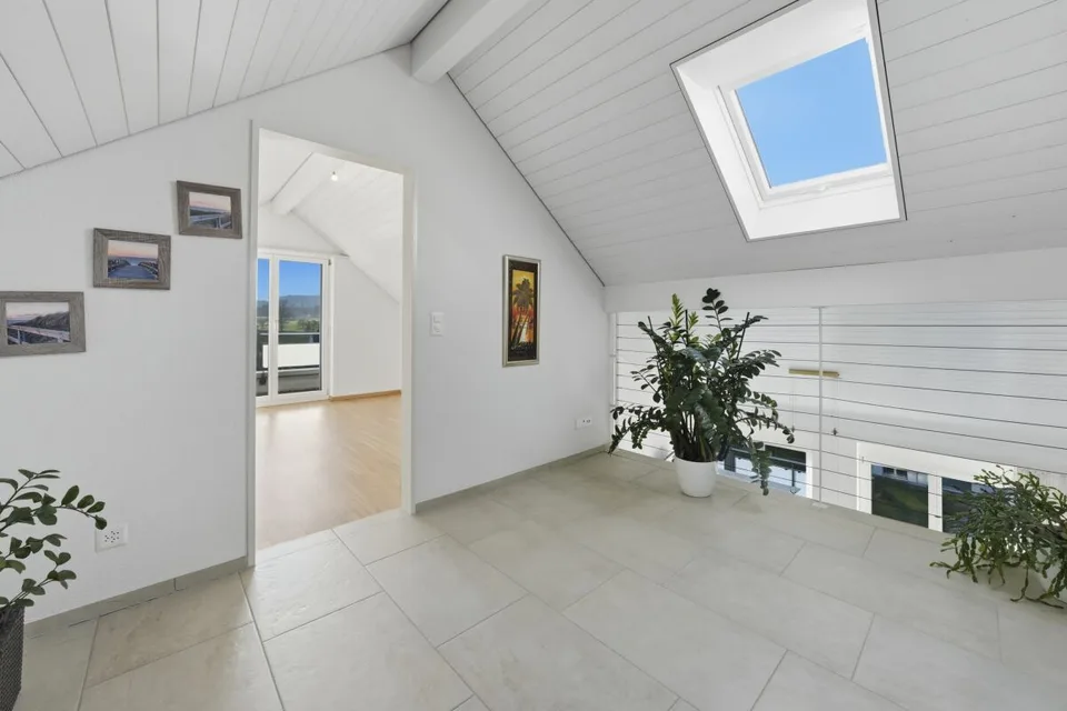 Appartement-maisonnette spacieux au dernier étage avec beaucoup de lumière et trois balcons – photo 8 sur 24