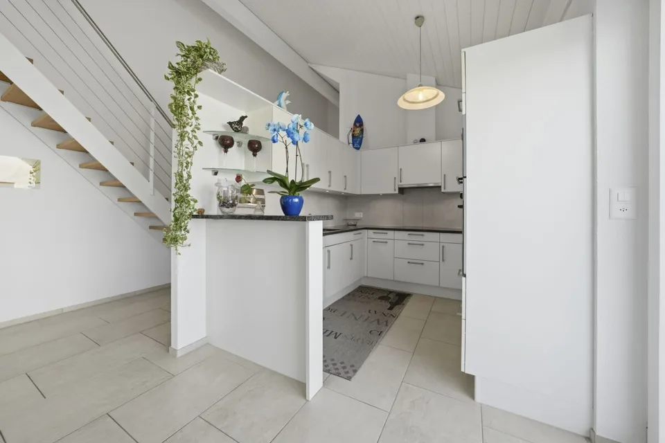 Appartement-maisonnette spacieux au dernier étage avec beaucoup de lumière et trois balcons – photo 6 sur 24