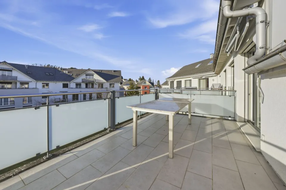Appartement-maisonnette spacieux au dernier étage avec beaucoup de lumière et trois balcons – photo 17 sur 24