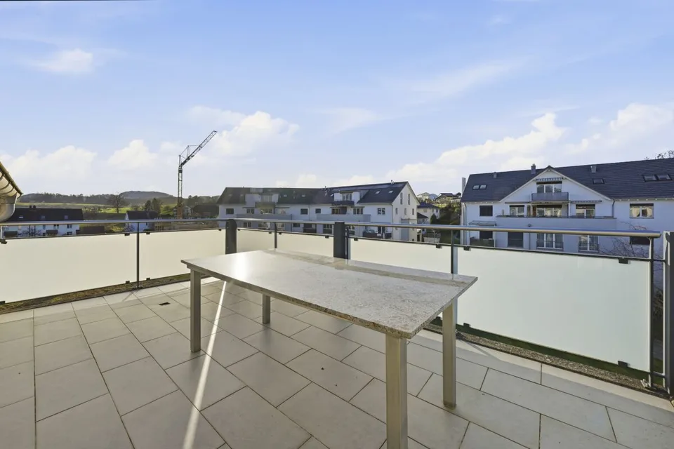 Appartement-maisonnette spacieux au dernier étage avec beaucoup de lumière et trois balcons – photo 16 sur 24