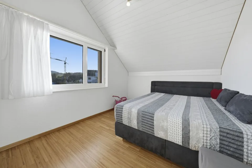 Appartement-maisonnette spacieux au dernier étage avec beaucoup de lumière et trois balcons – photo 10 sur 24
