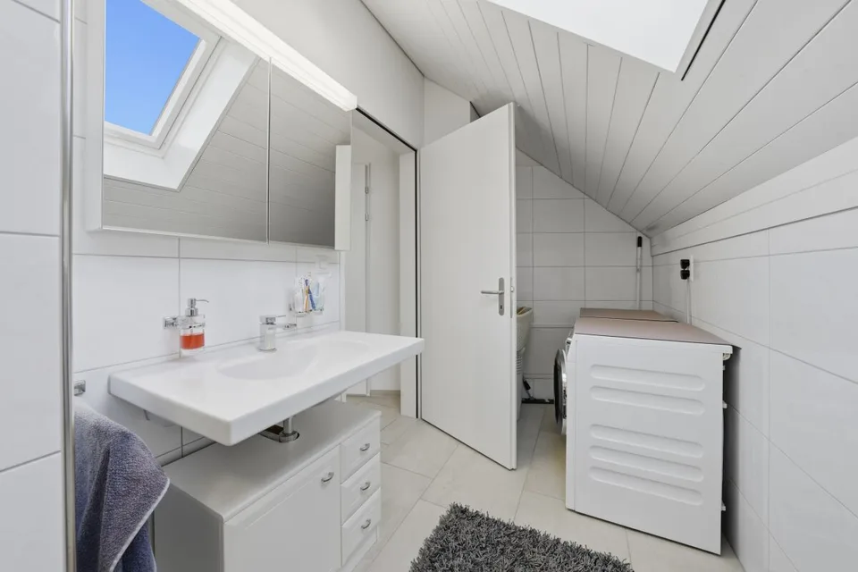 Appartement-maisonnette spacieux au dernier étage avec beaucoup de lumière et trois balcons – photo 15 sur 24