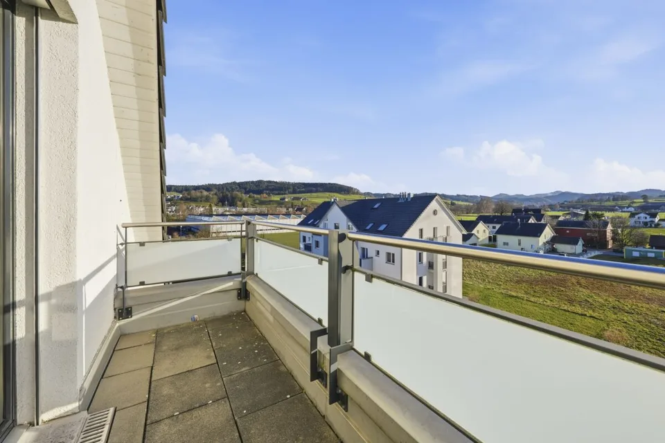 Appartement-maisonnette spacieux au dernier étage avec beaucoup de lumière et trois balcons – photo 18 sur 24