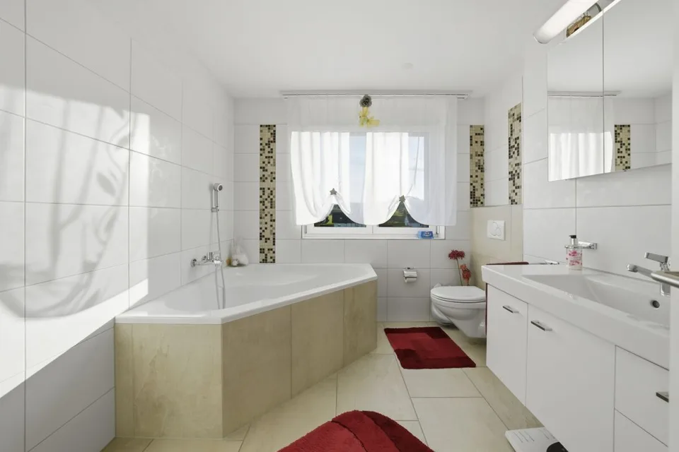 Appartement-maisonnette spacieux au dernier étage avec beaucoup de lumière et trois balcons – photo 13 sur 24