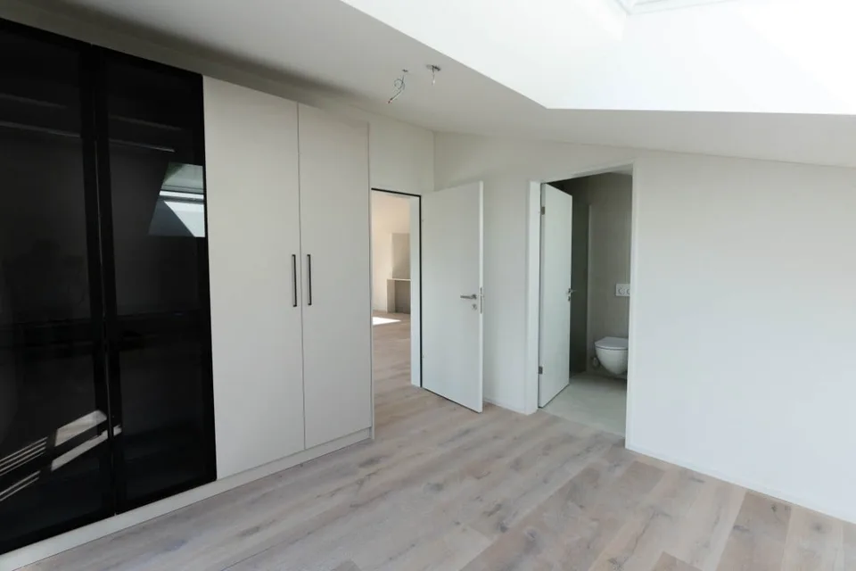 Appartement lumineux, neuf et luxueux de 3½ pièces (E7) au dernier étage avec grand balcon
