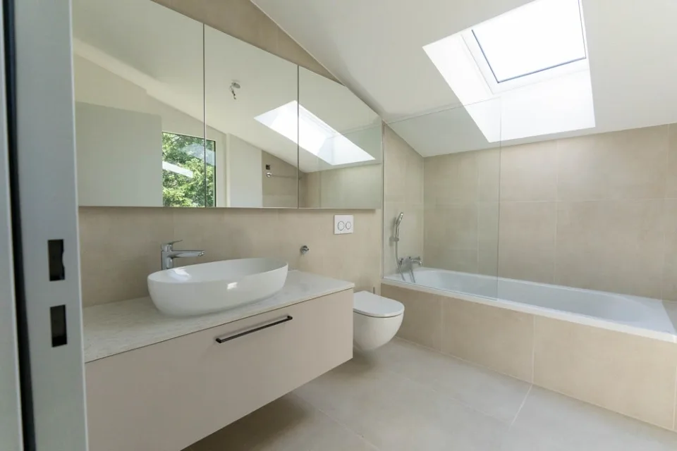 Appartement lumineux, neuf et luxueux de 3½ pièces (E7) au dernier étage avec grand balcon