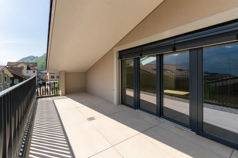 Appartement lumineux, neuf et luxueux de 3½ pièces (E7) au dernier étage avec grand balcon