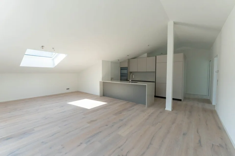 Appartement lumineux, neuf et luxueux de 3½ pièces (E7) au dernier étage avec grand balcon