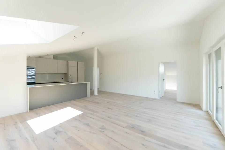 Appartement lumineux, neuf et luxueux de 3½ pièces (E7) au dernier étage avec grand balcon