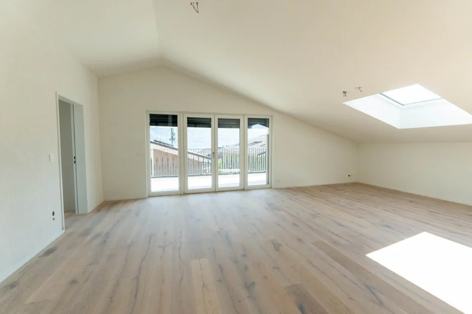 Appartement lumineux, neuf et luxueux de 3½ pièces (E7) au dernier étage avec grand balcon