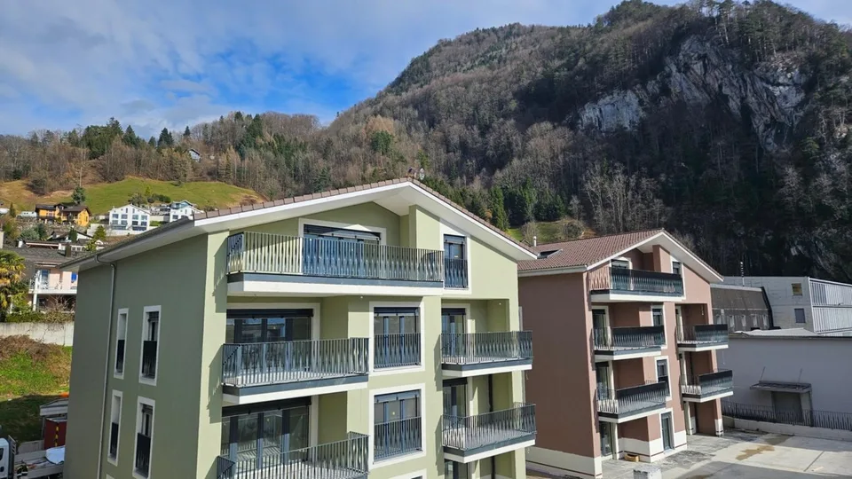 Appartement lumineux, neuf et luxueux de 3½ pièces (E7) au dernier étage avec grand balcon