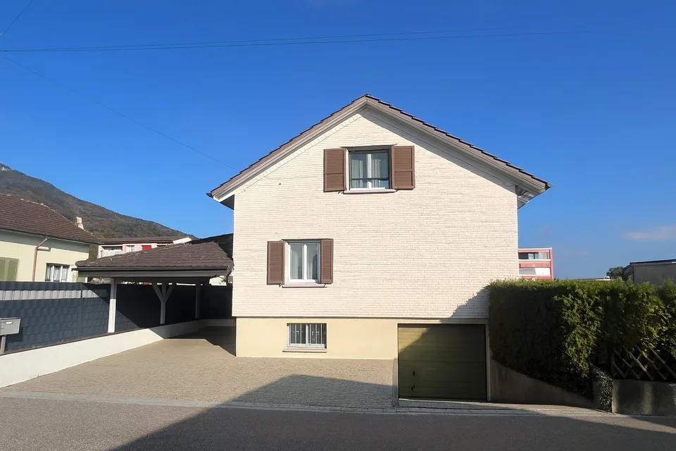 Frisch saniertes 4.5-Zimmer-Einfamilienhaus mit Pool & Ausbaupotenzial – Foto 2 von 19