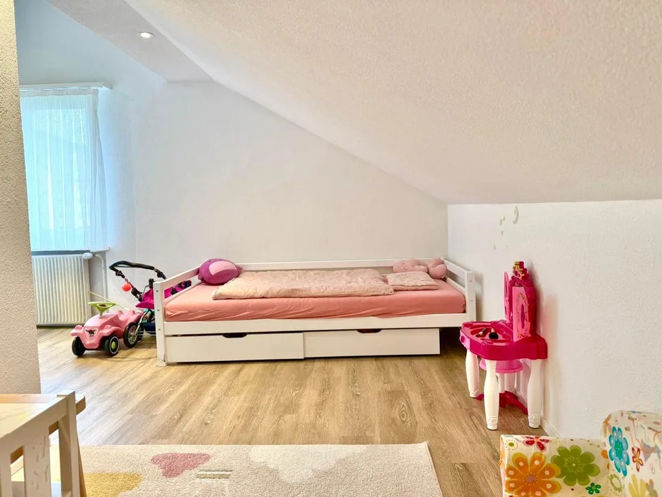 Frisch saniertes 4.5-Zimmer-Einfamilienhaus mit Pool & Ausbaupotenzial – Foto 12 von 19