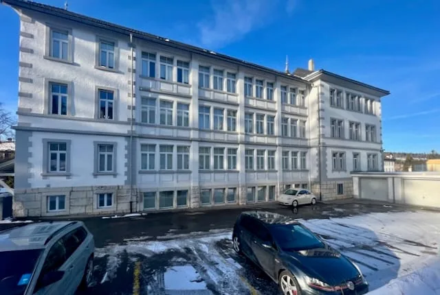In vendita! Bellissimo edificio misto, con 14 garage e 18 posti auto – foto 2 di 14