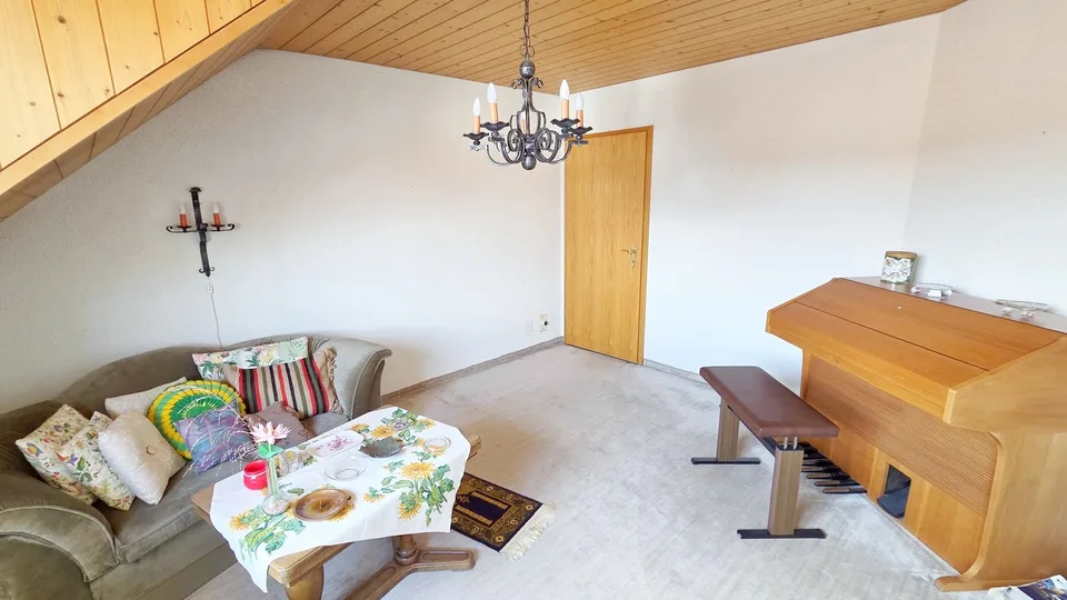 Wohnen wie im Einfamilienhaus - grosse 4 ½-Zimmer-Dachwohnung mit eigenem Eingang, Keller und Garten – Foto 15 von 20