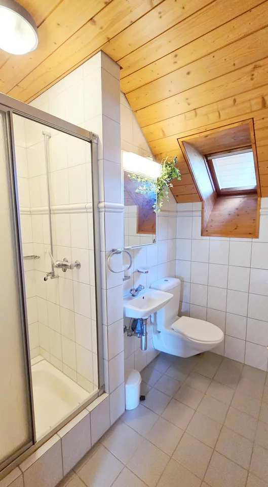 Wohnen wie im Einfamilienhaus - grosse 4 ½-Zimmer-Dachwohnung mit eigenem Eingang, Keller und Garten – Foto 11 von 20