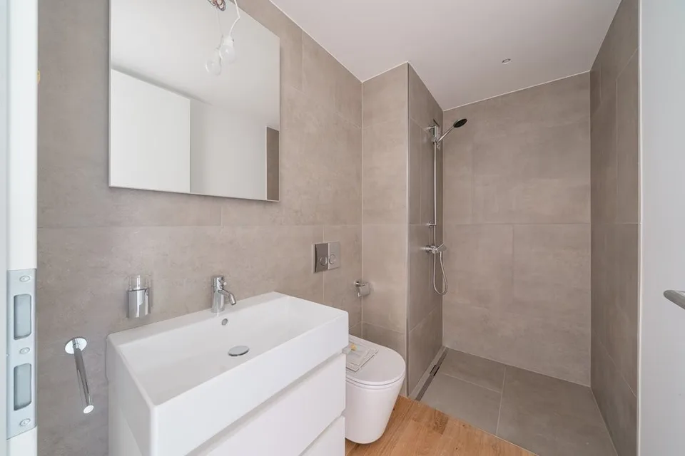 APPARTEMENT SPACIEUX ET LUMINEUX - FRAÎCHEMENT RÉNOVÉ