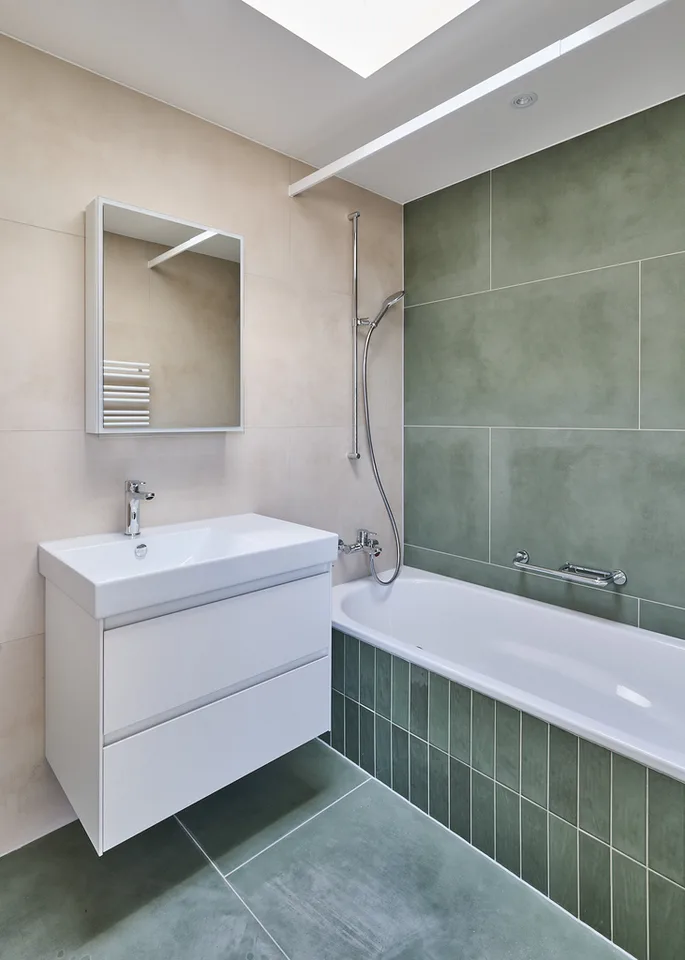 First rental! Attic apartment with spacious terraces in top location – photo 9 of 10