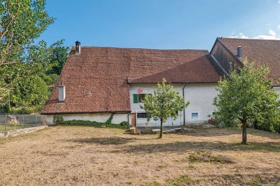 Alte Charakterfarm mit Potenzial im Zentrum des Dorfes – Foto 2 von 5