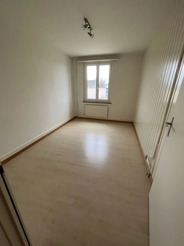 Zu vermieten helle 3 1/2 Zimmer Parterrewohnung mit grossem Sitzplatz